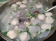 一張魚丸湯的照片