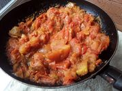 Una foto de tomates cherry confitados sartén