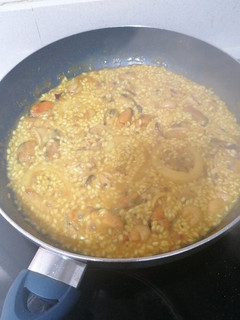 Una foto de Paella de marisco