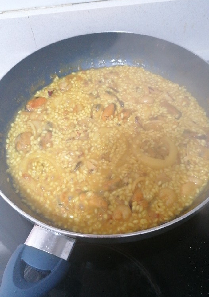 Una foto de Paella de marisco