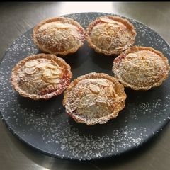 A picture of Farnzipan tarts fill with cream.