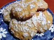 Una foto de cookies de naranja