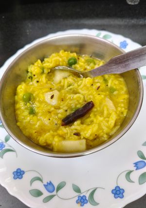 गुजराती वघारेली खिचड़ी (मूंग दाल से) रेसिपी मुख्य फोटो