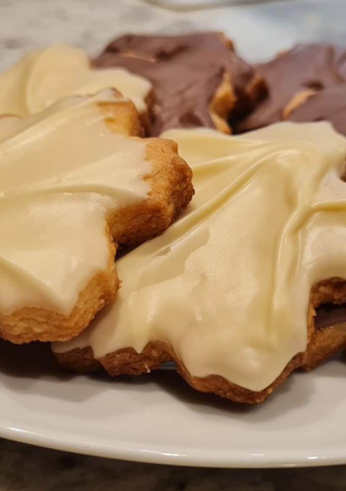 Una foto de Galletas de almendra y chocolate