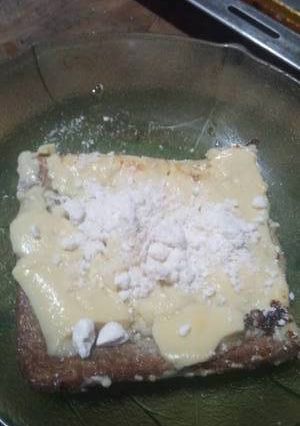 Una foto de Postre bizcochuelo con flan y merenguitos triturados