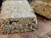 Una foto de pan de garbanzos con avena