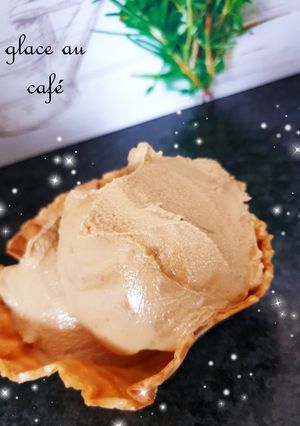Une photo de Glace au café