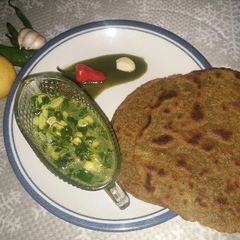 A picture of Lehsan methi with bajre ki roti.
