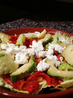 Una foto de Ensalada de aguacate y pimientos