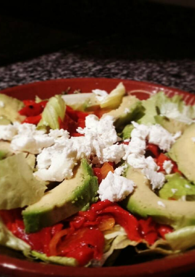 Una foto de Ensalada de aguacate y pimientos