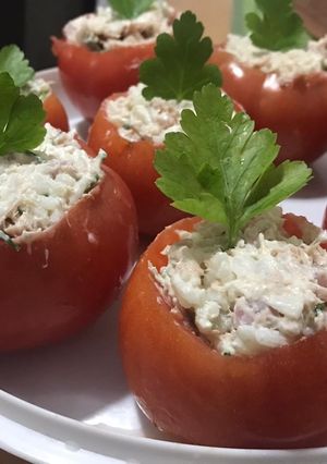 Una foto de Tomates rellenos con casancrem, atún y arroz!