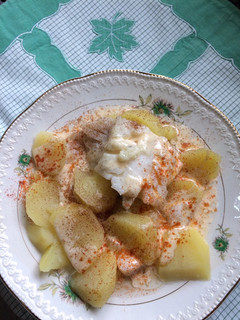 Una foto de Patatas con bacalao y “allioli negat “