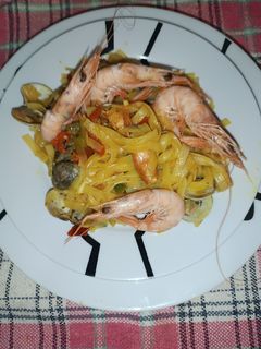 Una foto de Fideos de arroz con almejas y gambas