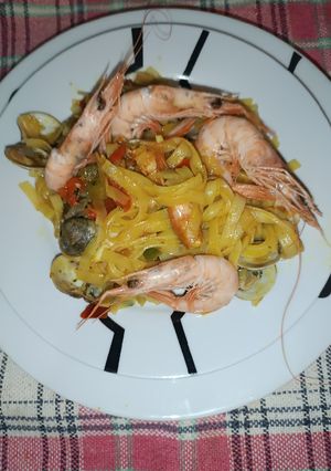 Una foto de Fideos de arroz con almejas y gambas