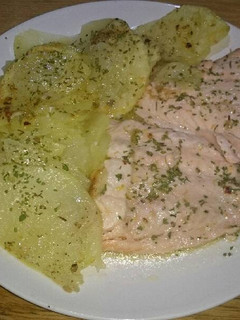 Una foto de Salmón con patatas al microondas