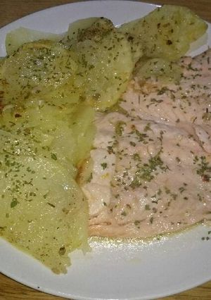 Una foto de Salmón con patatas al microondas