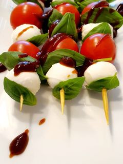 Paradicsomos-mozzarellás nyársak recept fotója