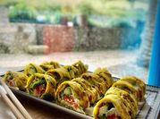 Una foto de sushi aguacates
