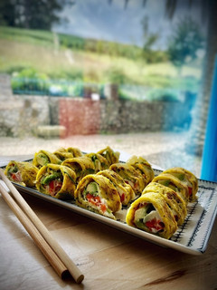 Una foto de Falso sushi de calabacín con aguacate y zanahoria