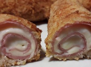 Una foto de Rollitos de jamón y queso 😋👌