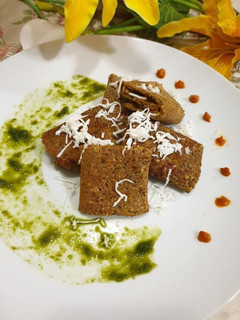 A picture of Paneer moong dal dosa.