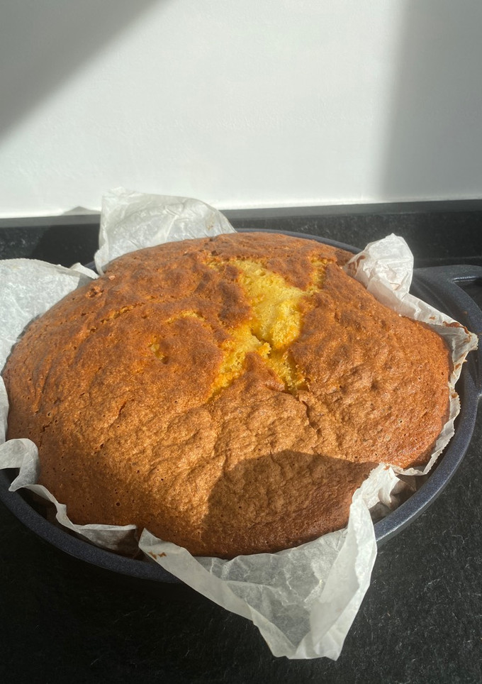 Una foto de Bizcocho de mandarina a mano