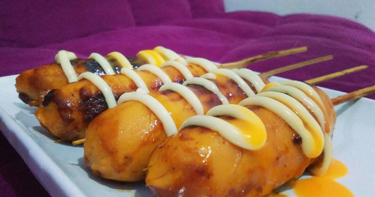 Sosis Saus Keju: Camilan Lezat yang Mudah Dibuat 2 Sosis saus keju lezat dengan saus kental yang menggiurkan, disajikan hangat dalam piring estetik