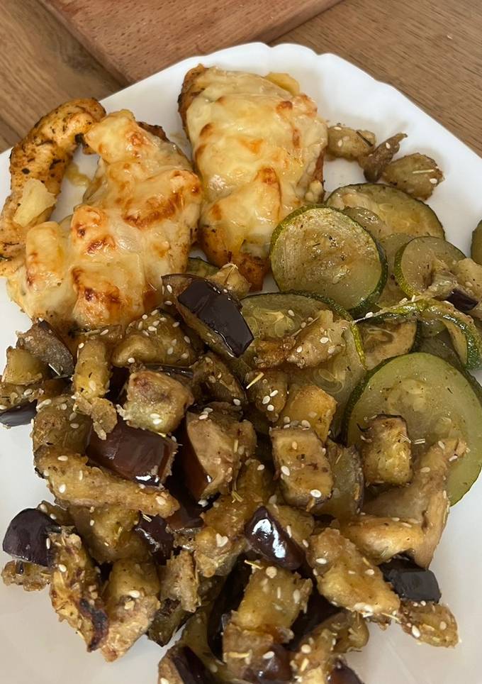 Куряче філе з ананасами та овочами