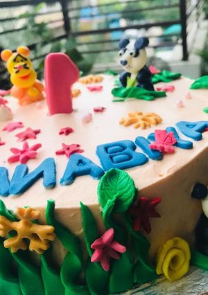 A picture of Jungle theme cake.