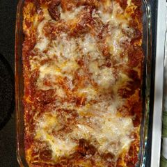 A picture of Lasagna and sauce.