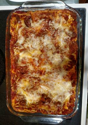 A picture of Lasagna and sauce.