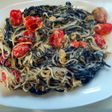 Espagueti negro con gulas al whiskey