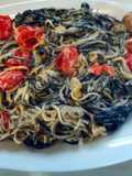 Espagueti negro con gulas al whiskey