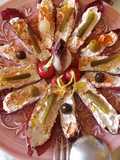 Endivias rojas rellenas con quesos y pickles