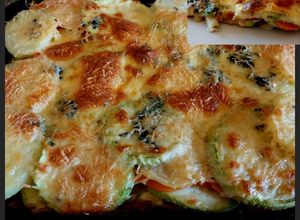 Una foto de Pastel de verduras, gratinado, multicolor!🥔🥕🫑🧄