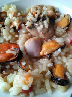 Una foto de Paella de marisco y pollo