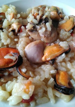 Una foto de Paella de marisco y pollo