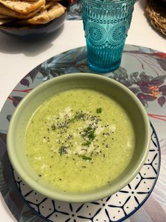 Una foto de Crema de calabacín con quesitos