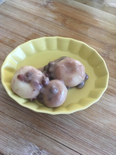 A picture of White rice dumpling with Coconut &Sweet red bean  sauce.