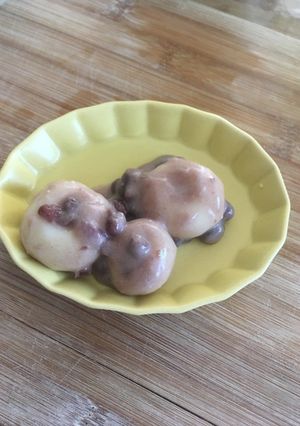 A picture of White rice dumpling with Coconut &Sweet red bean  sauce.