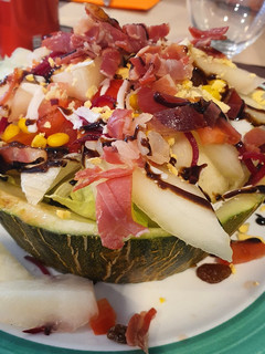 Una foto de Tiras de jamón serrano en ensalada con melón de mi amigo Pedro