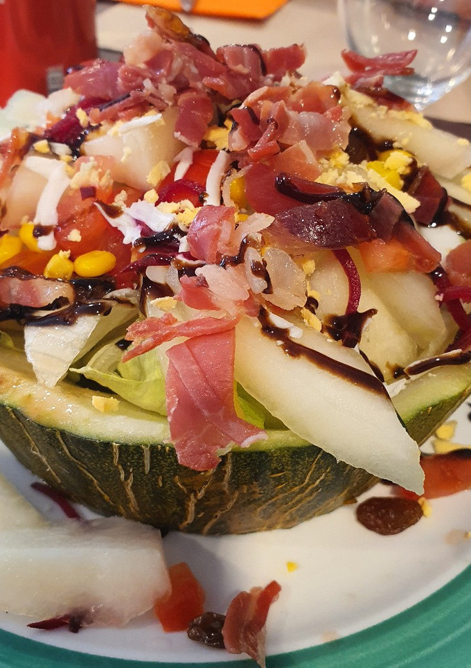 Una foto de Tiras de jamón serrano en ensalada con melón de mi amigo Pedro