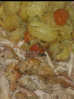 Una foto de Alitas de pollo con papas & verduras al horno ❤️