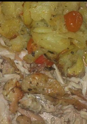 Una foto de Alitas de pollo con papas & verduras al horno ❤️