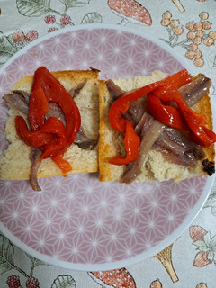 Una foto de Tostada de anchoas con pimiento rojo