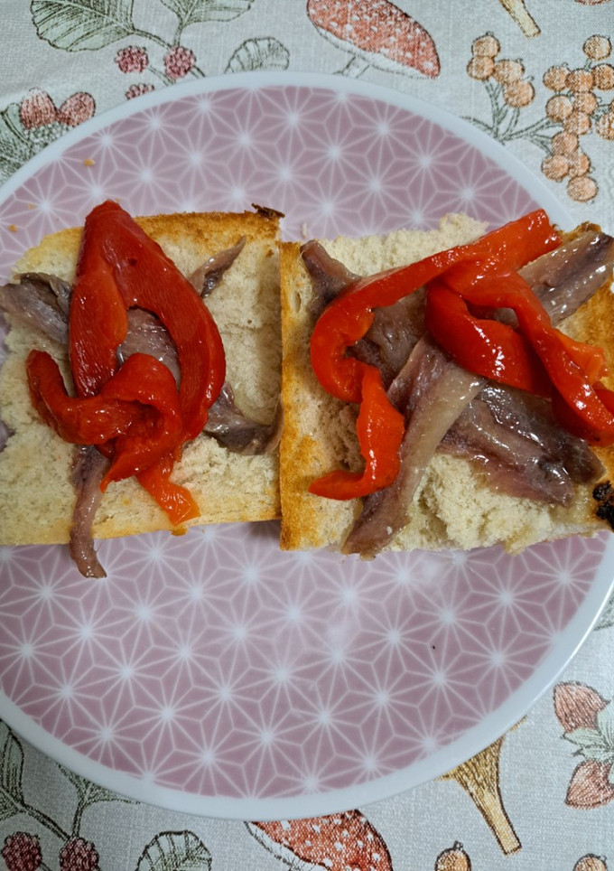 Una foto de Tostada de anchoas con pimiento rojo
