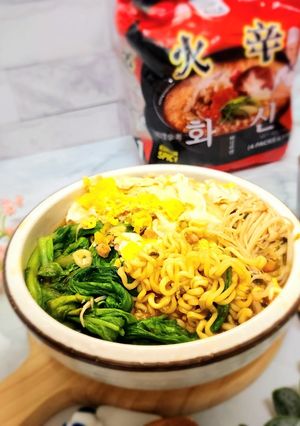 蔬食煮泡麵 的食譜成品照片