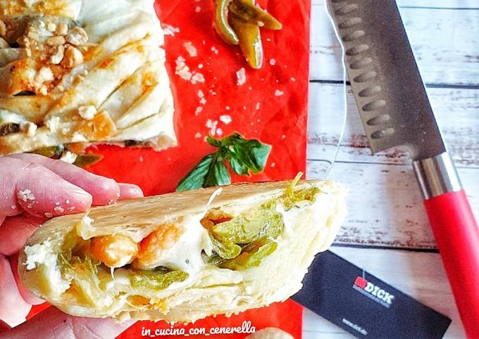 Ricetta di Veloce Strudel salato con tarallo,friggitelli e provolone