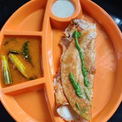 A picture of Crispy green chutney dosa.