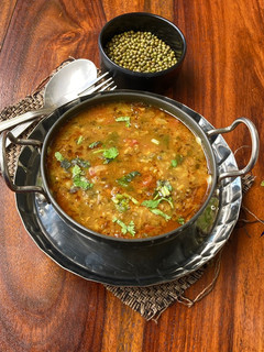 साबुत मूंग की मसालेदार सब्ज़ी (ढाबा स्टाइल) (Sabut Moong ki masaledar sabzi recipe in hindi) रेसिपी मुख्य फोटो